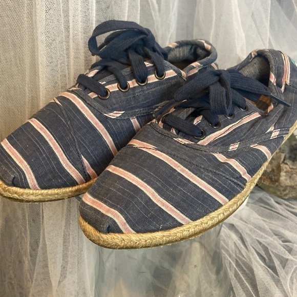 Toms Shoes - Toms Blue & Pink  Stripes shoes  💕